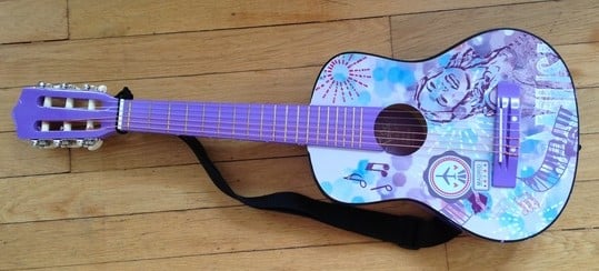 Quelle guitare pour une enfant de 6 ans ? - Les idées du samedi