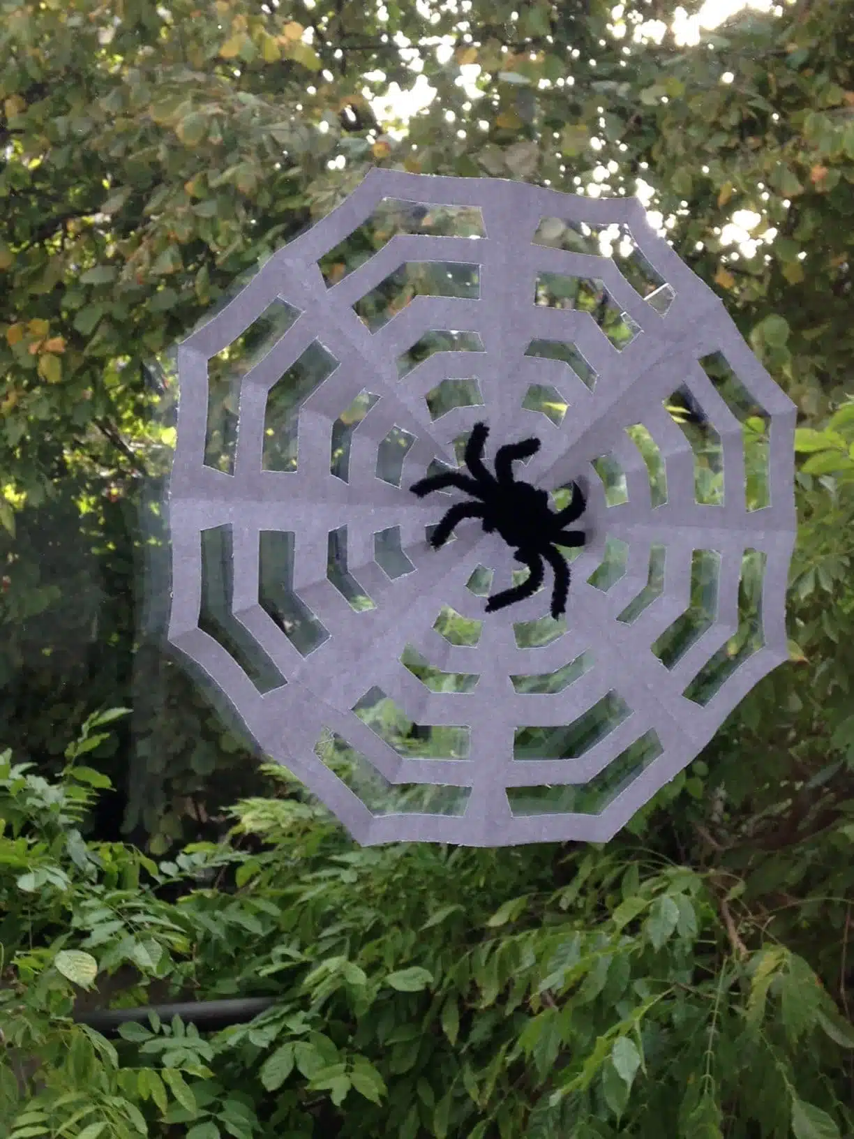 Faire une araignée pour Halloween et sa toile en papier