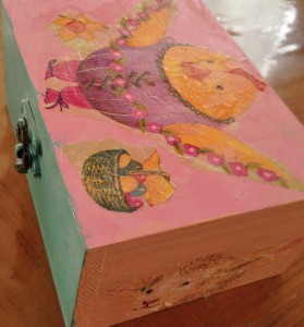 boite en bois peinte et décorée avec des motifs découpés