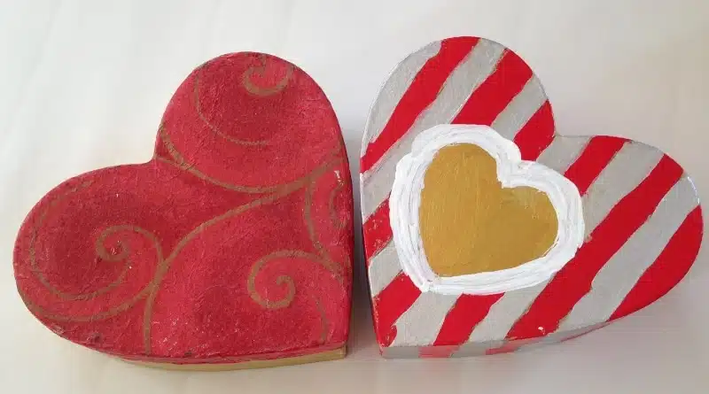 décorer boites coeur en carton peint