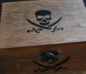 comment decorer une boite en bois pirate