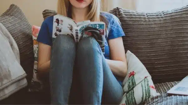 jeune ado lisant manga