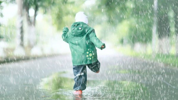 enfant courant sous la pluie