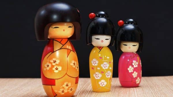 kokeshi japonaises colorées