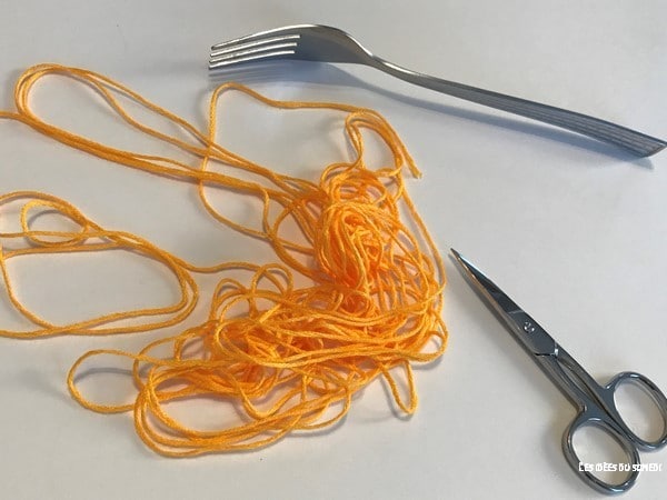 materiel pour faire un pompon avec une fourchette et du fil coton