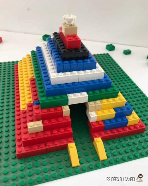 pyramide faite en briques lego