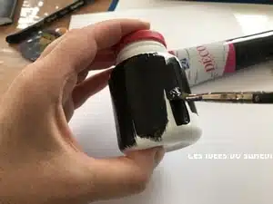 peindre pot plastique en peinture acrylique