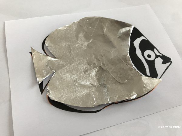 poisson découpé dans du papier aluminium