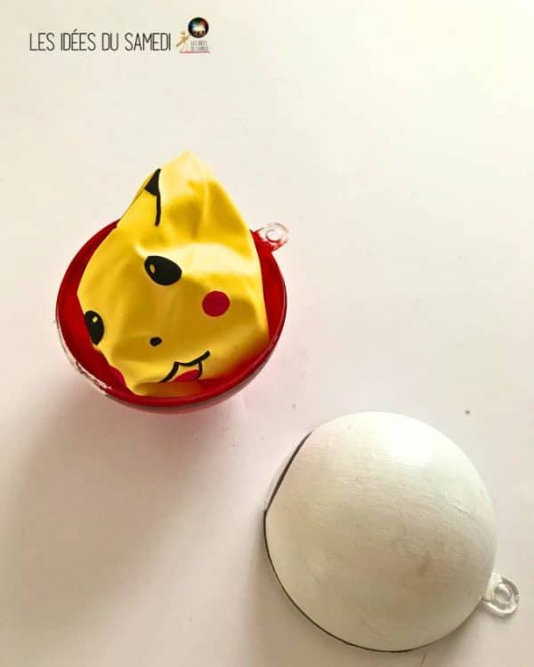 ballon pikachu caché dans une pokéball