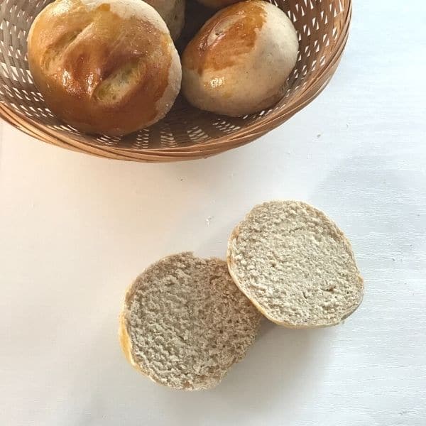 pains au lait dans une corbeille