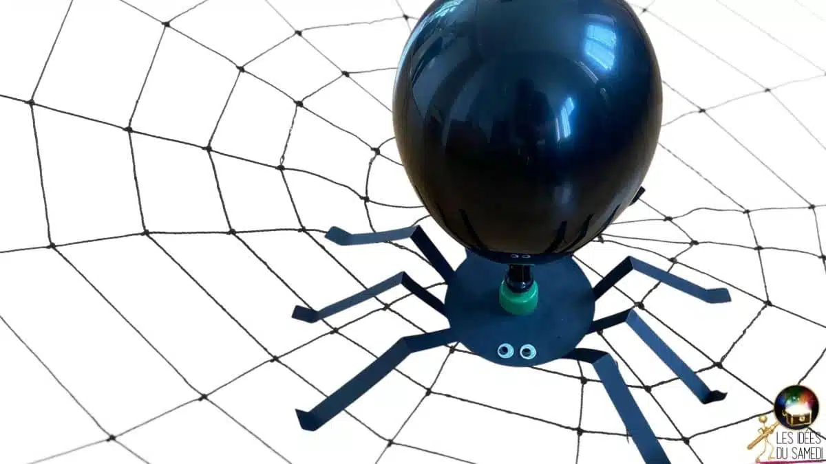 Aéroglisseur araignée avec un CD et un ballon