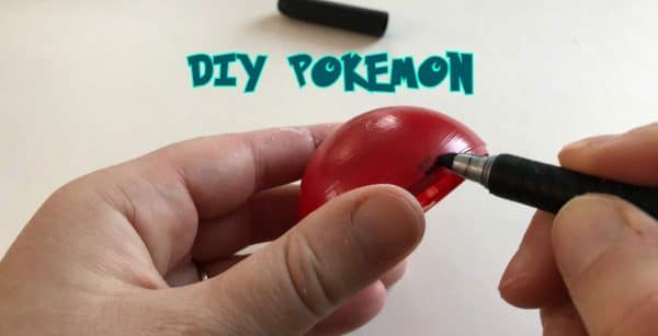 main en train de faire un diy pokemon