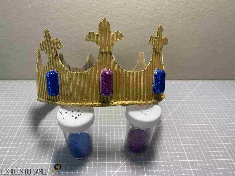 couronne roi en carton doré faite à partir de déchets recyclés