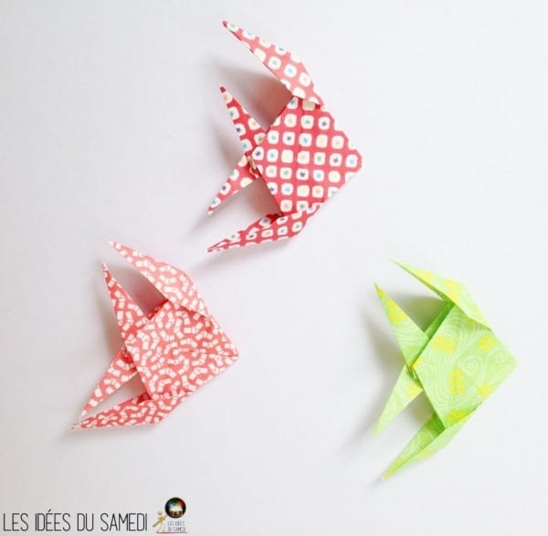 3 poissons anges en origami dans du papier rouge et vert