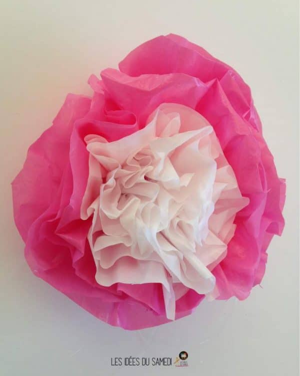 fleur en papier crepon ou sac plastique rose et blanc