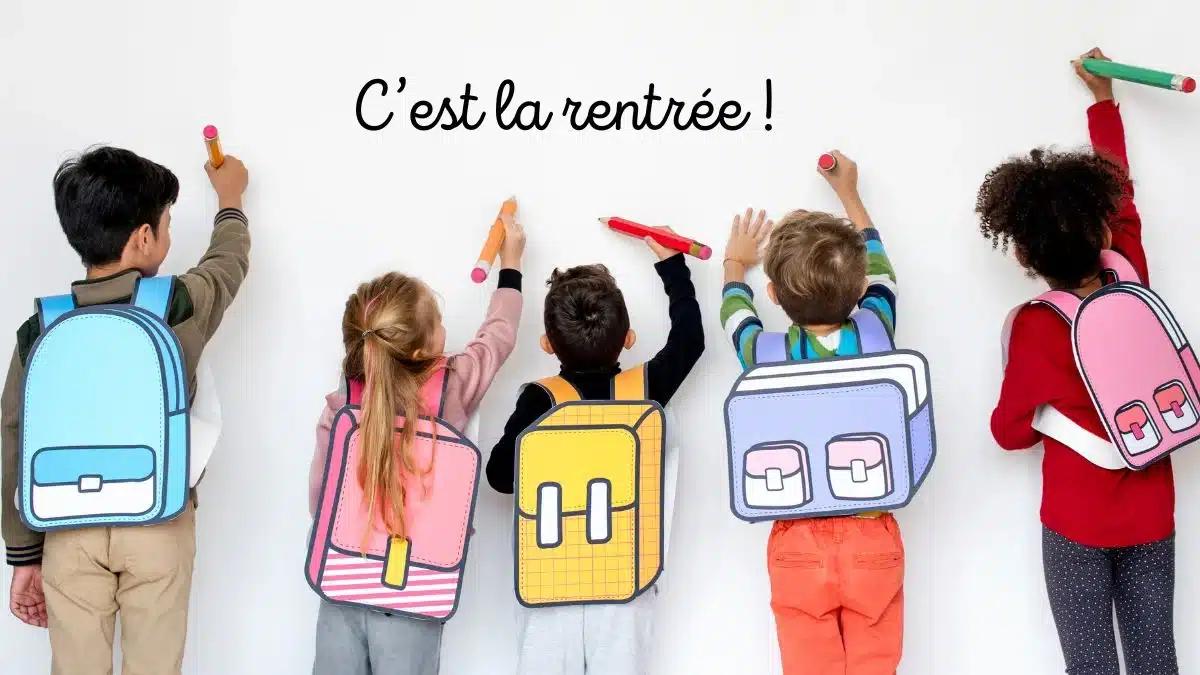 enfants qui écrivent au tableau le jour de la rentrée des classes