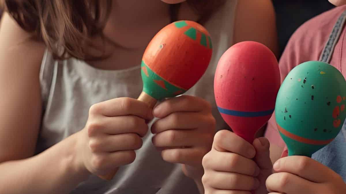 enfants activités musicales avec des maracas
