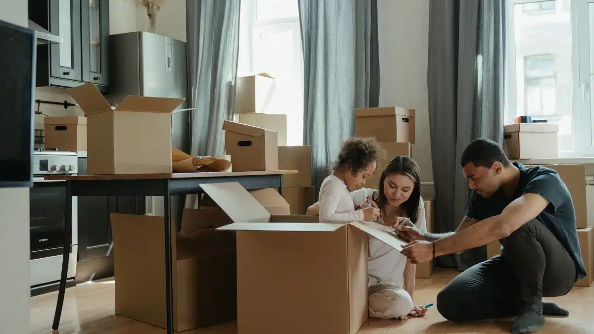 cadeau pour famille avec des cartons de déménagement