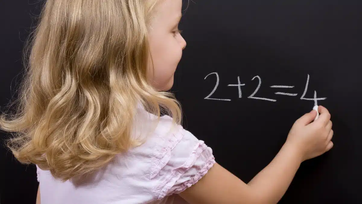 fille qui apprend ses additions en jouant