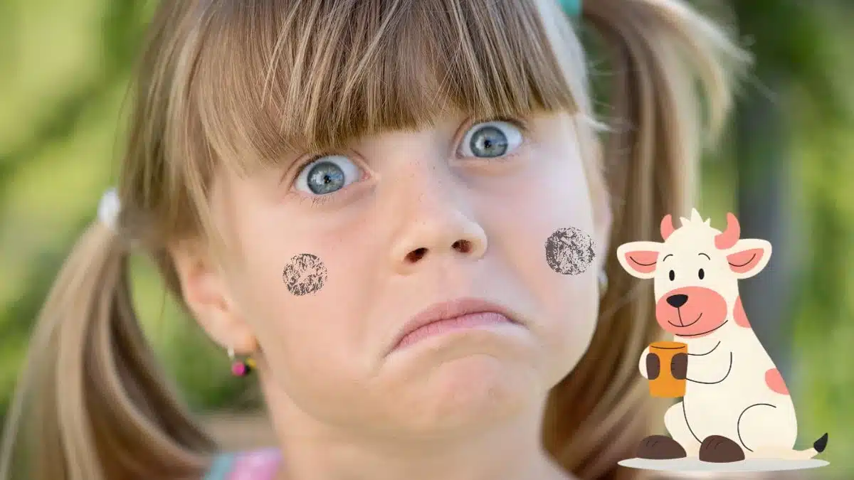 fille qui joue à la vache qui tache