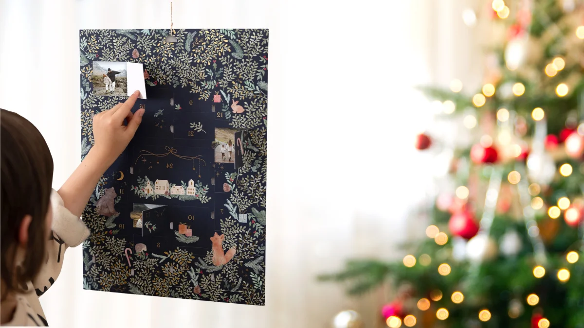 enfant qui ouvre un calendrier de l'avent photo