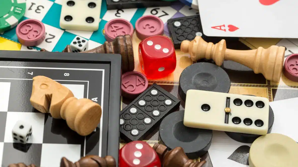 différents jeux de société et pièces de jeux