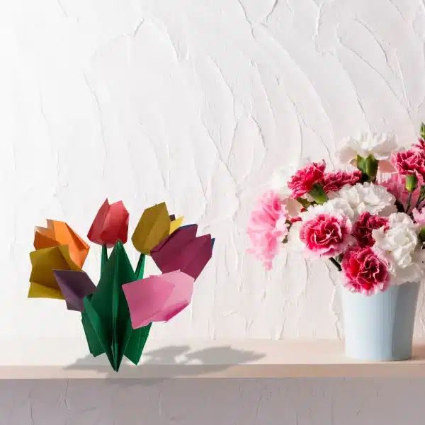 bouquet de fleurs en papier origami sur étagère