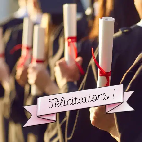 jeunes qui tiennent leur diplome à la main