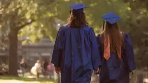 deux filles nouvellement diplomées vont faire une fete de diplome personnalisée