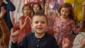 enfants jouent au jeu de statue musicale