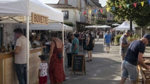 fête de village avec barnums et jeux