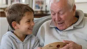 petit garçon offre un cadeau à son papy