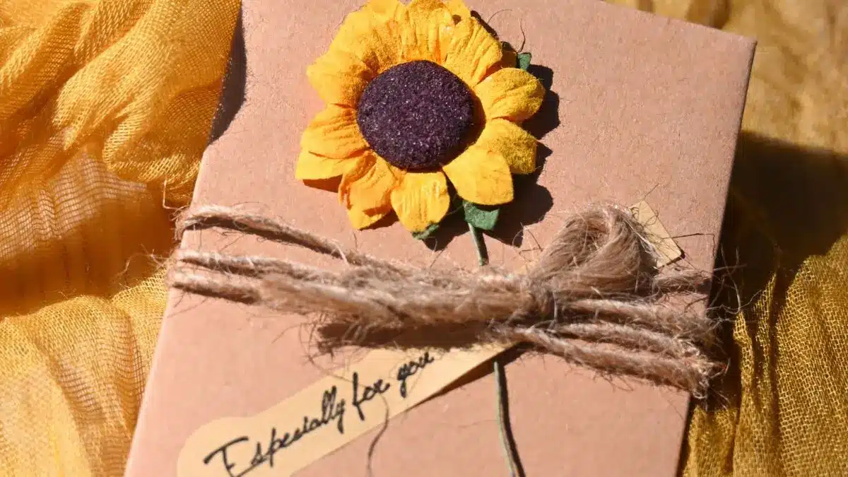 cadeau personnalisé avec emballage fait main avec un tournesol en papier